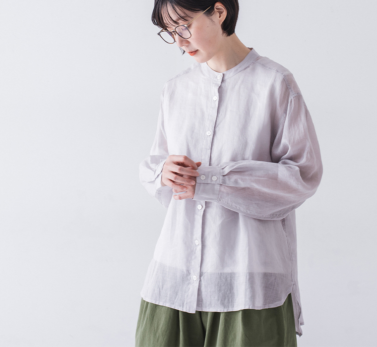 シアーリネンバンドカラーブラウス(グレー)着用の上半身寄りカット