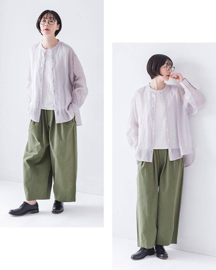 シアーリネンバンドカラーブラウス(グレー)着用の全身斜め前と壁に寄りかかったカット