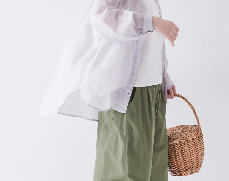シアーリネンバンドカラーブラウス(グレー)着用の裾寄り横カット