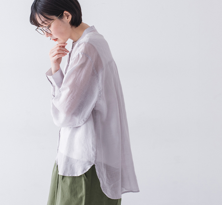 シアーリネンバンドカラーブラウス(グレー)着用の上半身寄り横カット