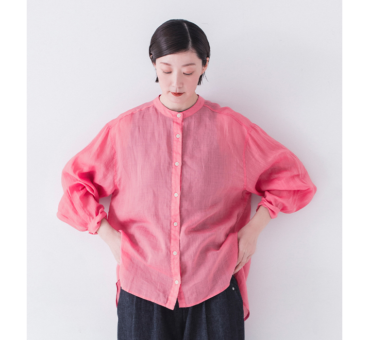 シアーリネンバンドカラーブラウス(ピンク)着用の上半身寄り前カット