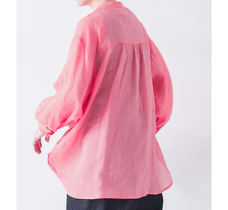シアーリネンバンドカラーブラウス(ピンク)着用の上半身寄りバックシルエット