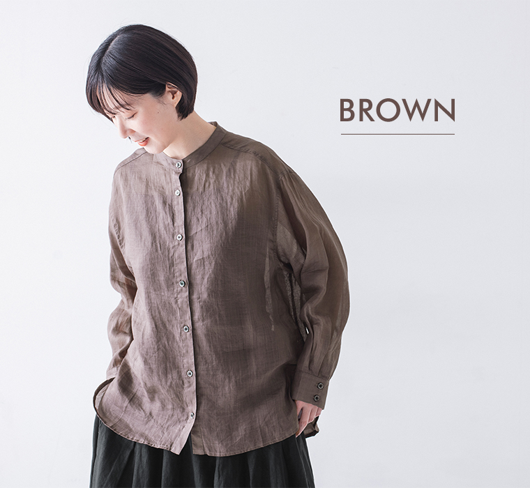 シアーリネンバンドカラーブラウス(ブラウン)着用の上半身寄りカット