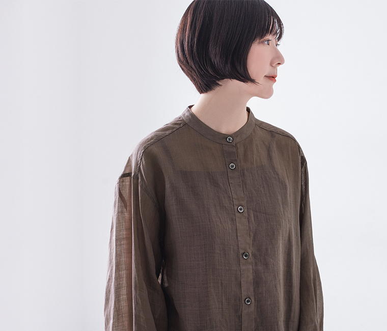 シアーリネンバンドカラーブラウス(ブラウン)着用の上半身襟元寄りカット