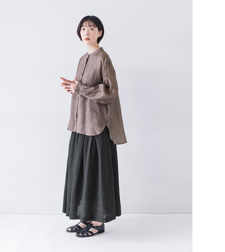 シアーリネンバンドカラーブラウス(ブラウン)着用の全身斜め横のコーディネート