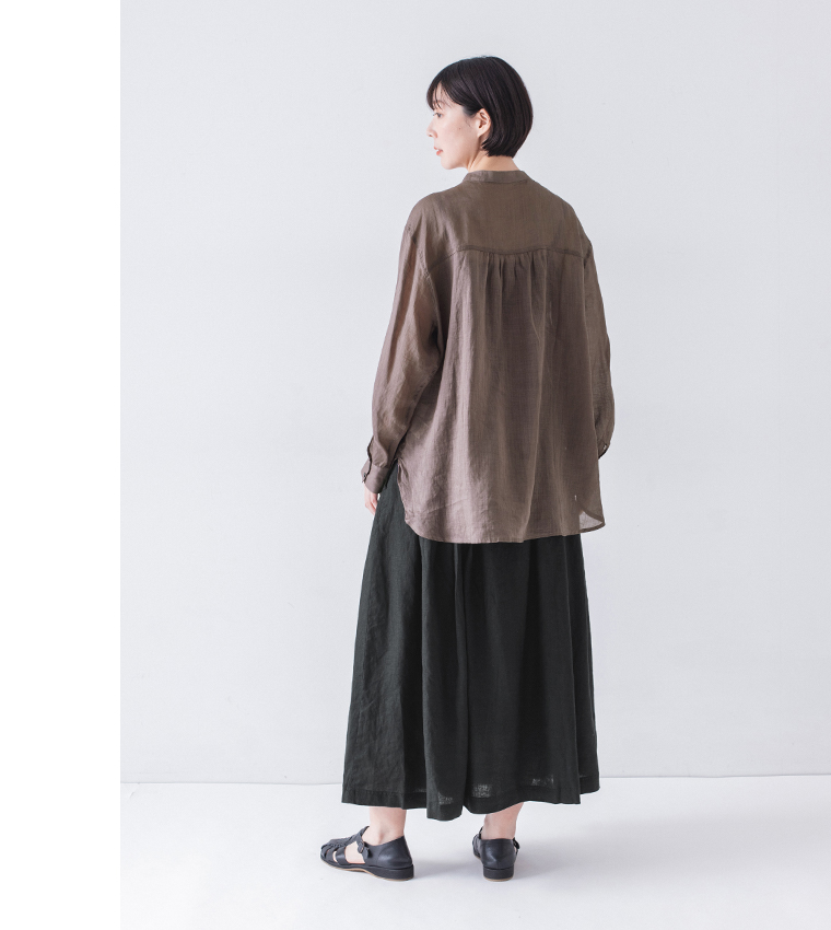 シアーリネンバンドカラーブラウス(ブラウン)着用の全身バックシルエット
