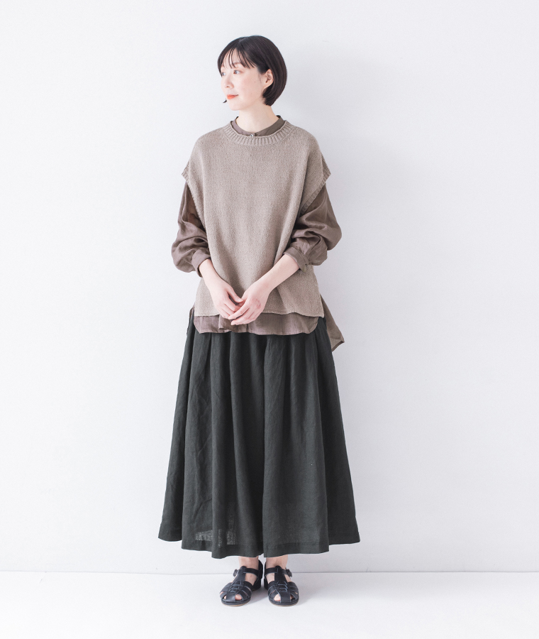 シアーリネンバンドカラーブラウス(ブラウン)を着用しベストを重ねた全身のアレンジコーディネート