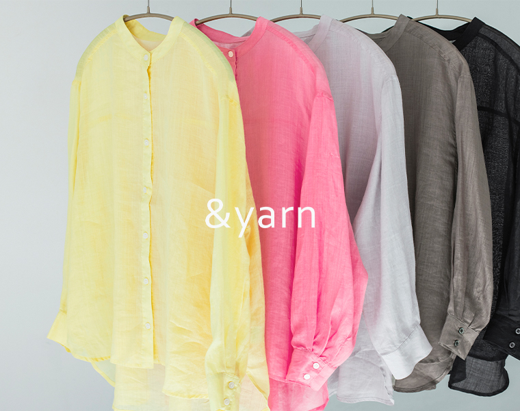 &yarn シアーリネンバンドカラーブラウス(イエロー、ピンク、グレー、ブラウン、ブラック)の掛け画像