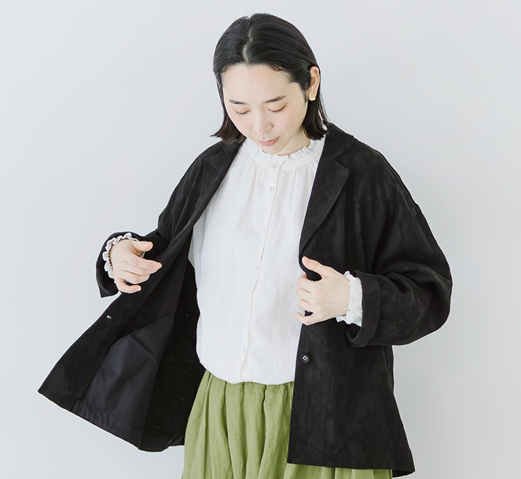 le ciel a temps doux ボタニカル柄ジャカードワイドジャケット ブラック スカートのコーディネート 上半身寄り