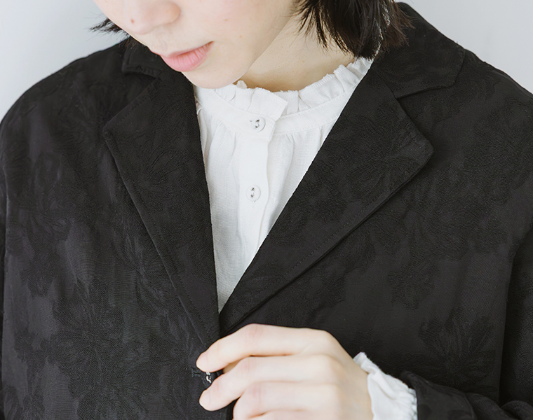 le ciel a temps doux ボタニカル柄ジャカードワイドジャケット ブラック スカートのコーディネート 胸元寄り