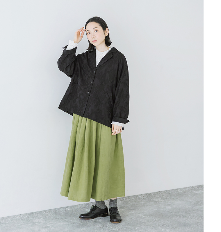 le ciel a temps doux ボタニカル柄ジャカードワイドジャケット ブラック スカートのコーディネート 全身前