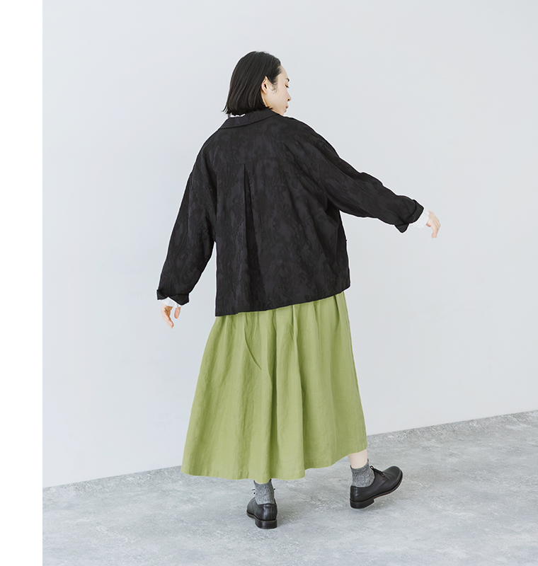 le ciel a temps doux ボタニカル柄ジャカードワイドジャケット ブラック スカートのコーディネート 全身後ろ