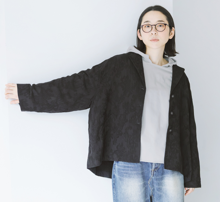 le ciel a temps doux ボタニカル柄ジャカードワイドジャケット ブラック デニムのコーディネート 上半身寄り前