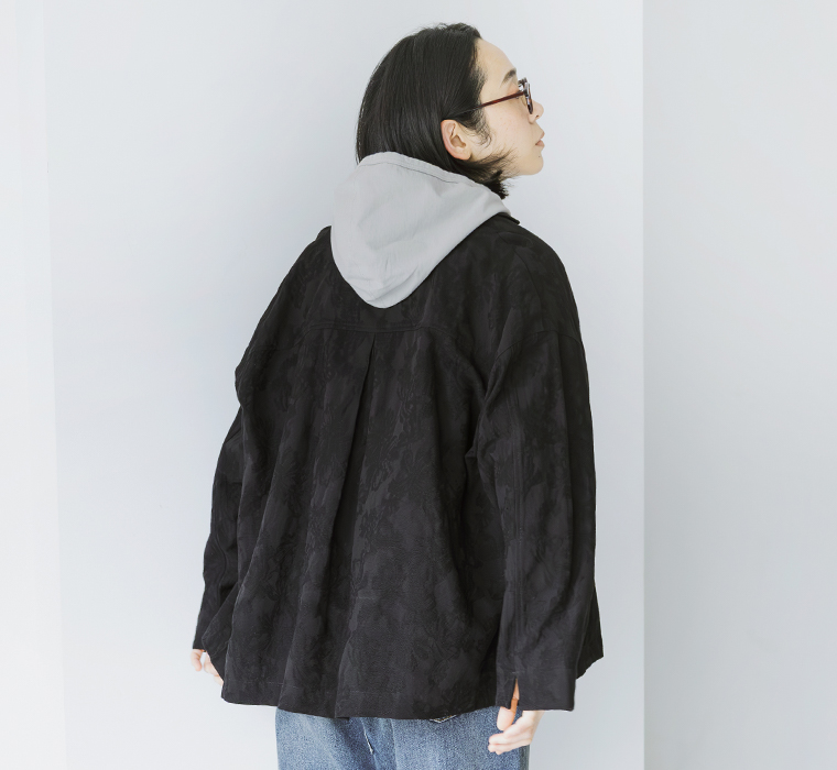 le ciel a temps doux ボタニカル柄ジャカードワイドジャケット ブラック デニムのコーディネート 上半身寄り後ろ