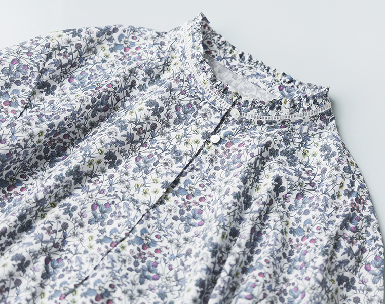 &yarn リバティ・ファブリックス フリル襟ワンピースのフリル襟と前立てのディテール（ブルー系）