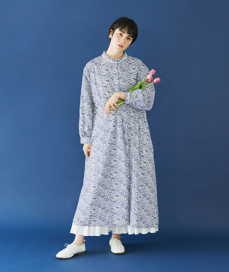 &yarn リバティ・ファブリックス フリル襟ワンピースを着用したモデルの全身スタイル（ブルー系）