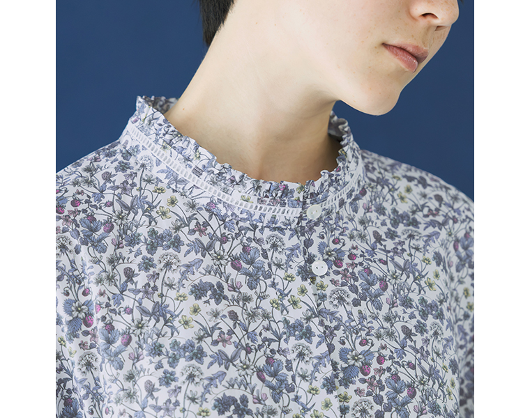 &yarn リバティ・ファブリックス フリル襟ワンピースのフリル襟とはしごレースのディテール（ブルー系）