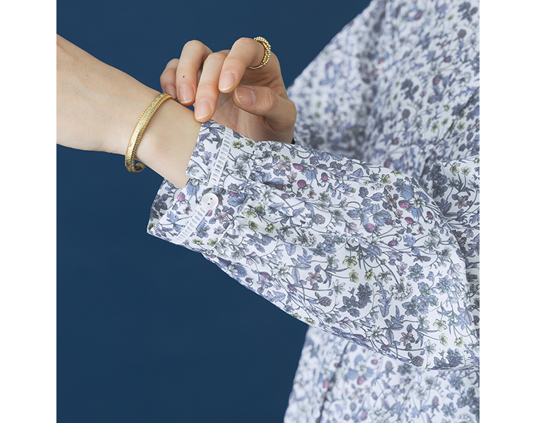 &yarn リバティ・ファブリックス フリル襟ワンピースの袖口とはしごレースのディテール（ブルー系）