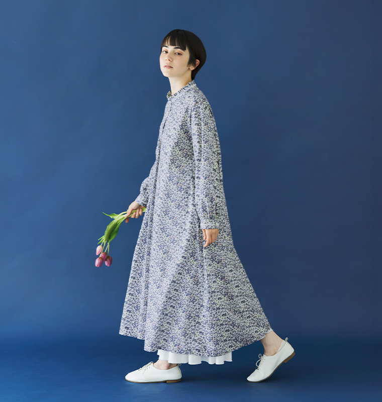 &yarn リバティ・ファブリックス フリル襟ワンピースを着用したモデルのサイドスタイル（ブルー系）