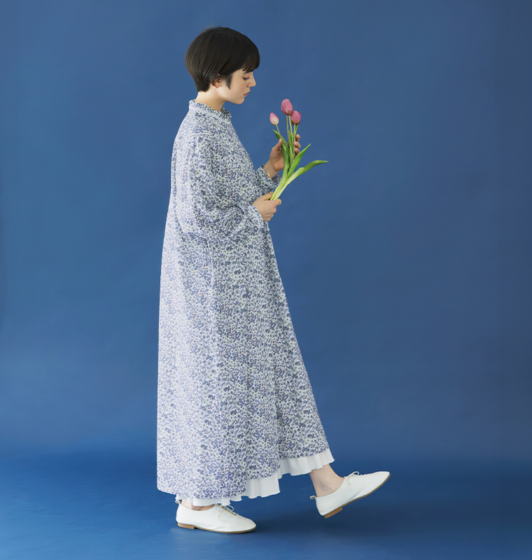 &yarn リバティ・ファブリックス フリル襟ワンピースを着用したモデルの後ろ姿を含む全身スタイル（ブルー系）