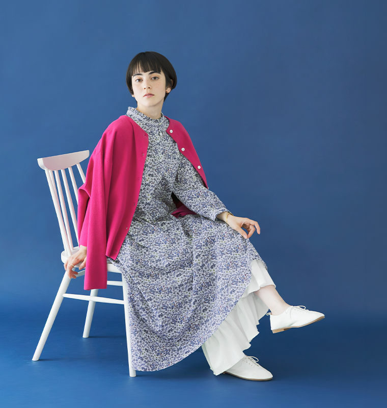 &yarn リバティ・ファブリックス フリル襟ワンピースにピンクのカーディガンを合わせたアレンジコーデ（ブルー系）