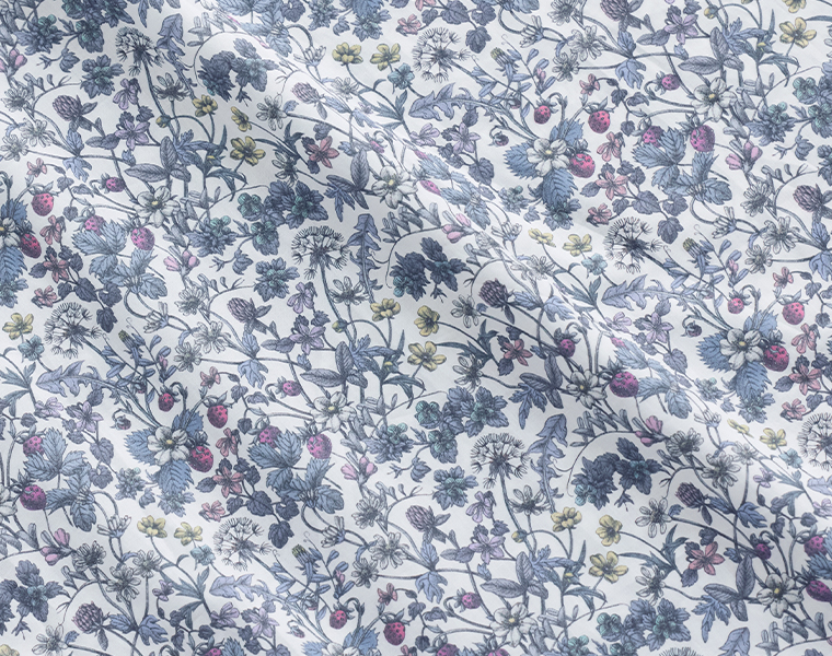 &yarn リバティ・ファブリックス フリル襟ワンピースの生地アップ（ブルー系）