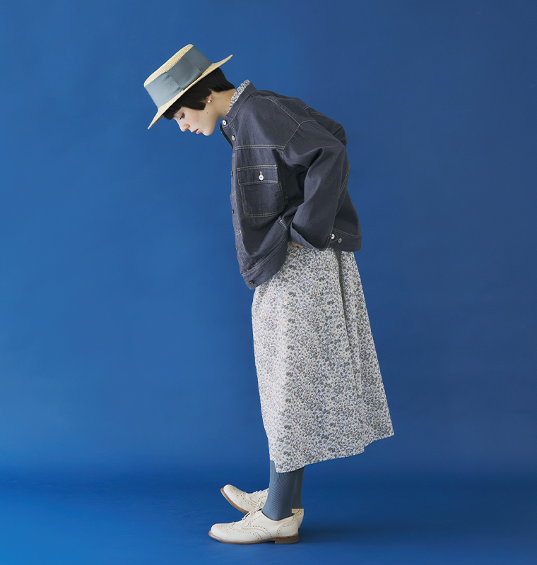 &yarn リバティ・ファブリックス フリル襟ワンピースにデニムジャケットを合わせたアレンジコーデ（グリーン系）