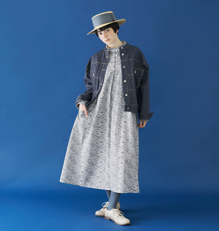 &yarn リバティ・ファブリックス フリル襟ワンピースにデニムジャケットを羽織った全身コーディネート（グリーン系）