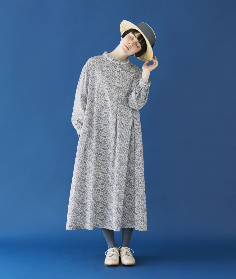 &yarn リバティ・ファブリックス フリル襟ワンピースを着用したモデルの全身スタイル（グリーン系）