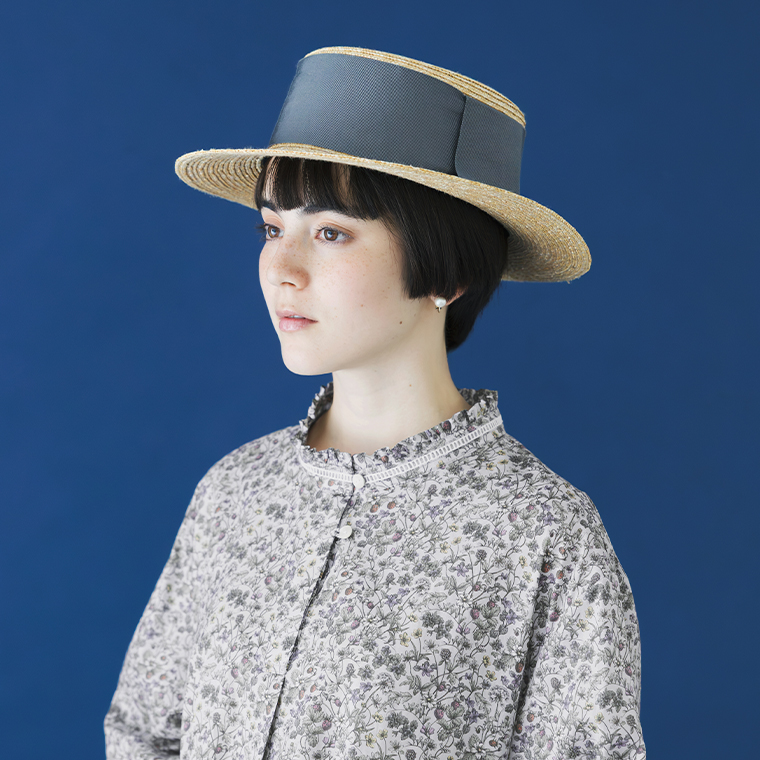 &yarn リバティ・ファブリックス フリル襟ワンピースのフリル襟とはしごレースのディテール（グリーン系）