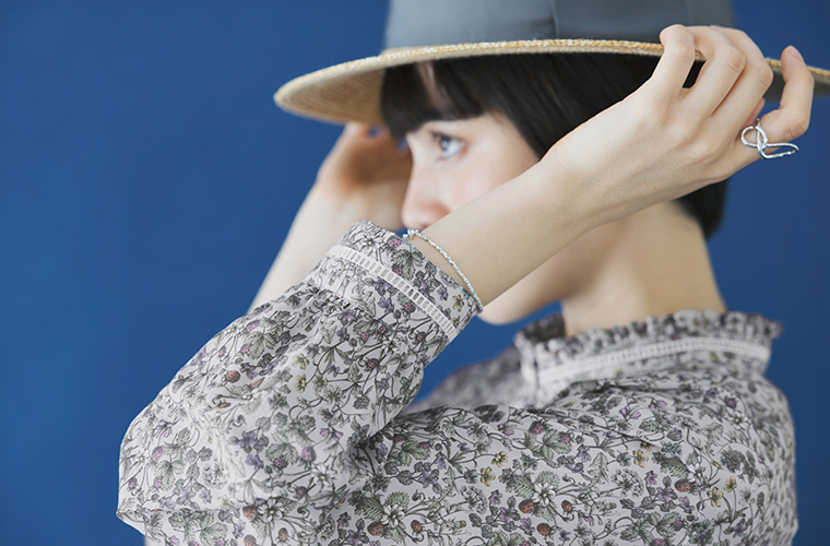 &yarn リバティ・ファブリックス フリル襟ワンピースの袖口とはしごレースのディテール（グリーン系）