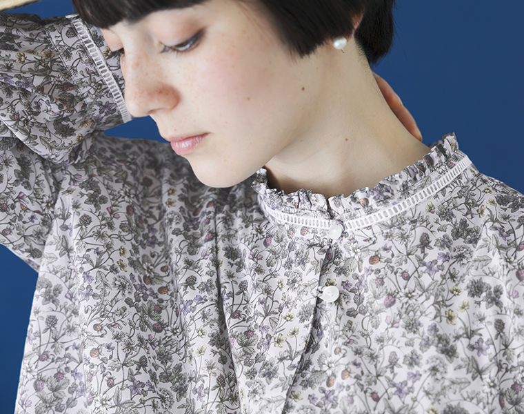 &yarn リバティ・ファブリックス フリル襟ワンピースのポケットと袖口ディテール（グリーン系）