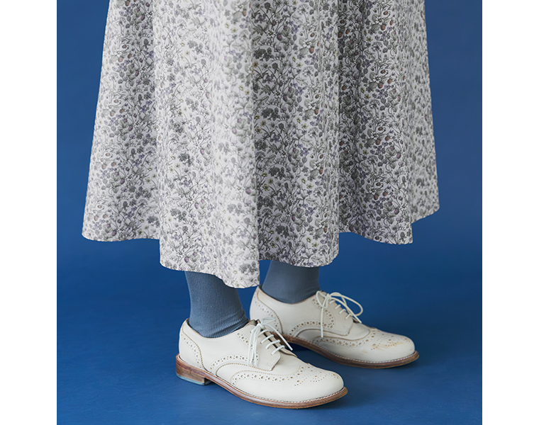 &yarn リバティ・ファブリックス フリル襟ワンピースの裾の広がりと生地感がわかるディテール（グリーン系）