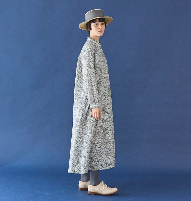 &yarn リバティ・ファブリックス フリル襟ワンピースを着用したモデルのサイドスタイル（グリーン系）