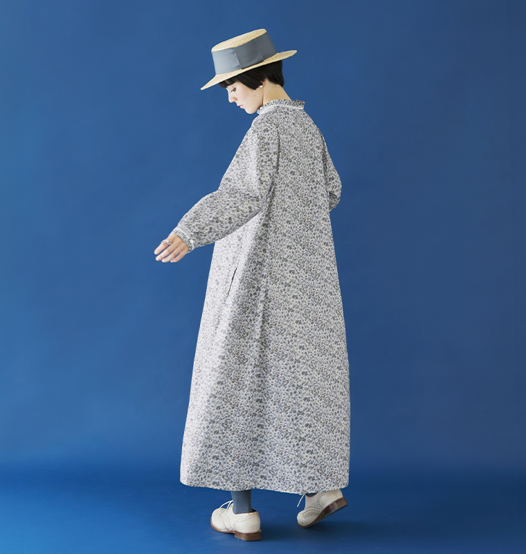 &yarn リバティ・ファブリックス フリル襟ワンピースを着用したモデルの後ろ姿を含む全身スタイル（グリーン系）