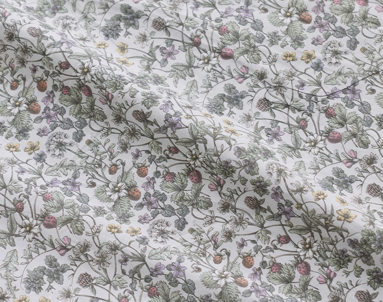 &yarn リバティ・ファブリックス フリル襟ワンピースの生地アップ（グリーン系）