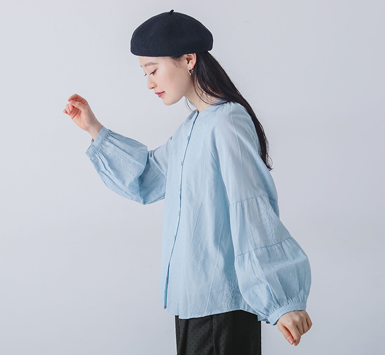 リーフ柄レースシャツを着用したモデルの横向き上半身カット