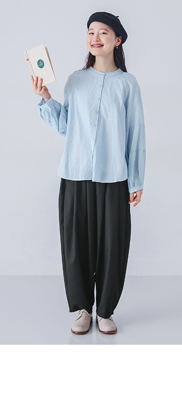 リーフ柄レースシャツを着用したモデルの正面全身カット