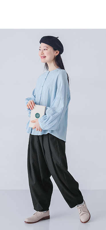 リーフ柄レースシャツを着用したモデルの全身カット