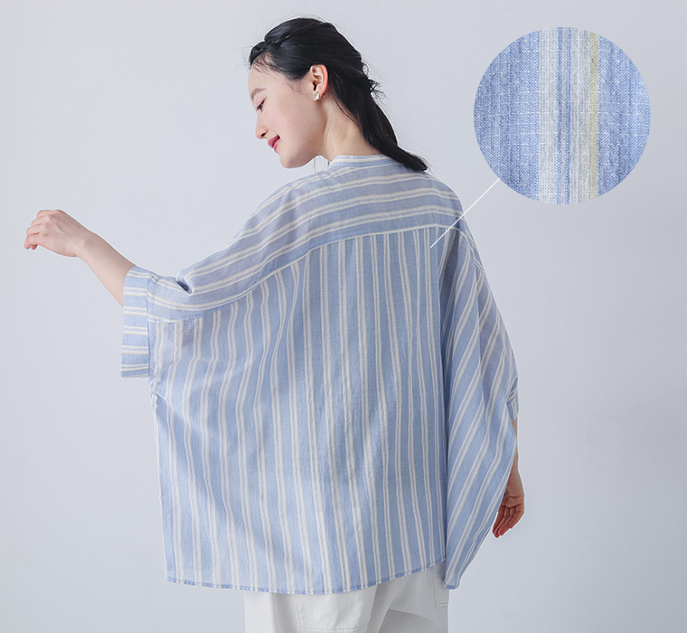 ラティスボイル バンドカラードルマン5分袖シャツを着用したモデルの後ろ姿上半身カット