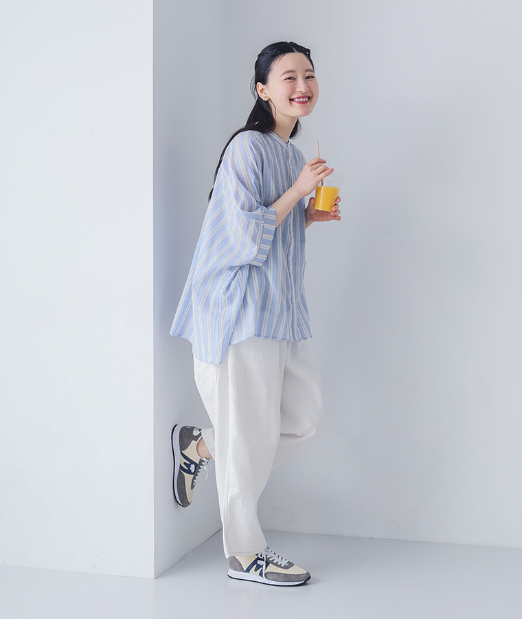 ラティスボイル バンドカラードルマン5分袖シャツを着用したモデルの全身カット