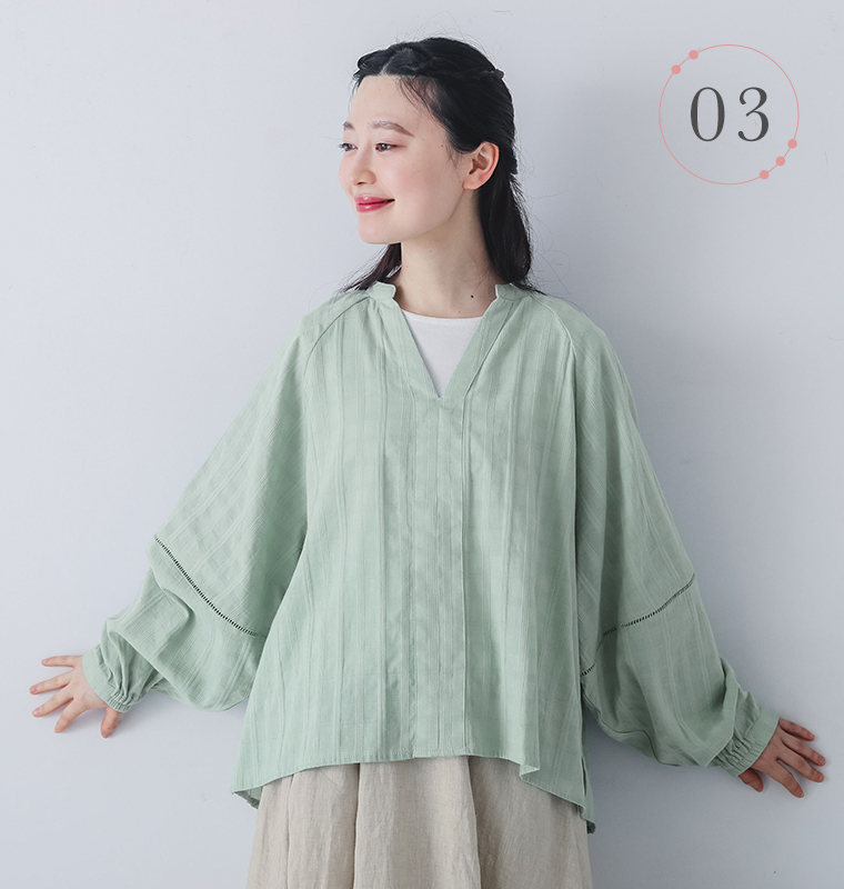 le colisのチェックジャカード ラグランコクーン袖ブラウスを着用したモデルの正面上半身カット