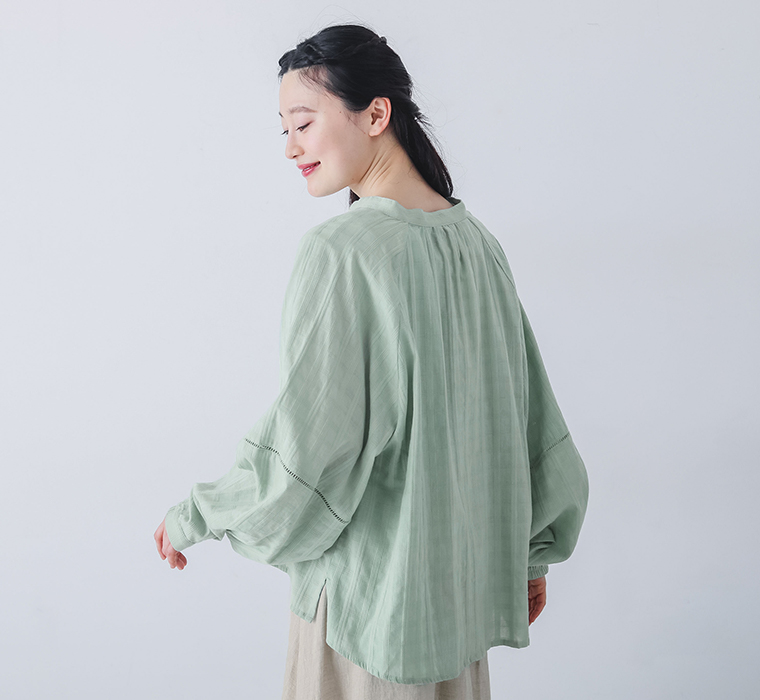 チェックジャカード ラグランコクーン袖ブラウスを着用したモデルの後ろ姿カット