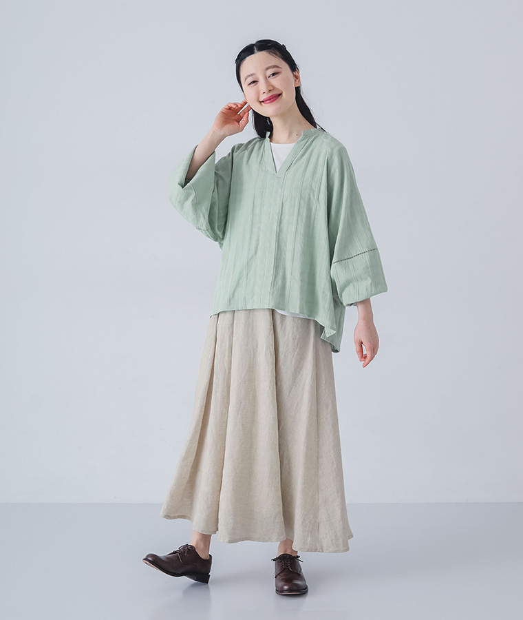 チェックジャカード ラグランコクーン袖ブラウスを着用したモデルの正面全身カット