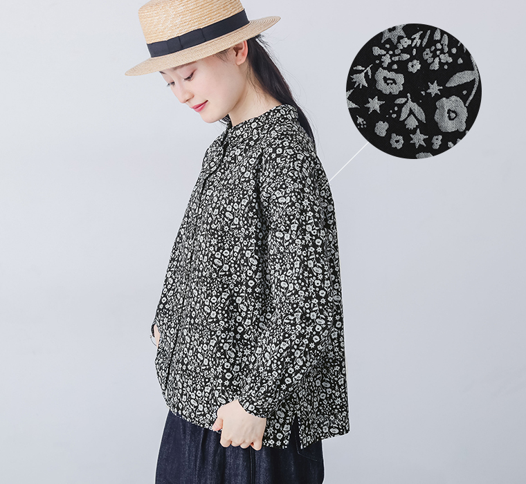 32×30コットンリネン平織シャツを着用したモデルの横向き上半身カット