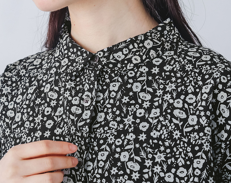 32×30コットンリネン平織シャツの柄とボタンのディテールカット