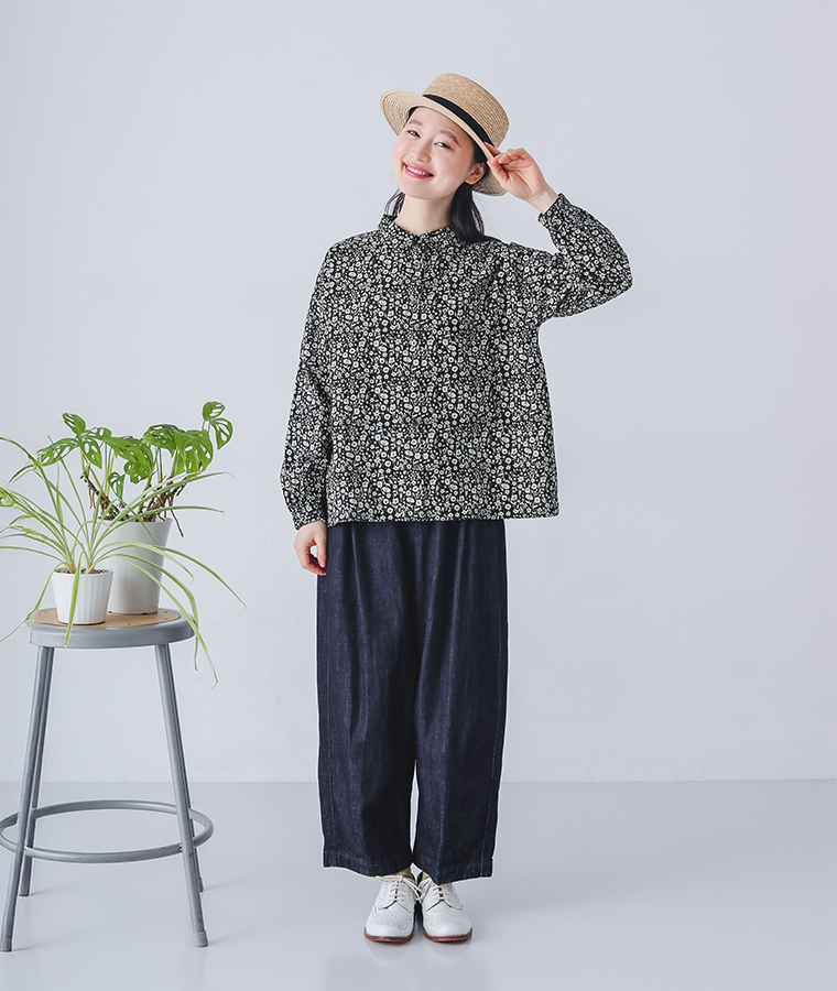 32×30コットンリネン平織シャツを着用したモデルの正面全身カット