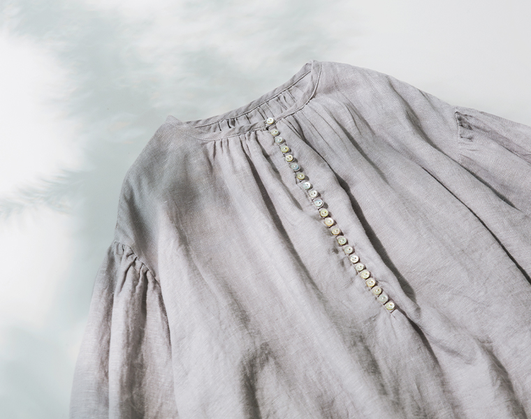 多ボタンブラウス(ライトグレー)平置きカット