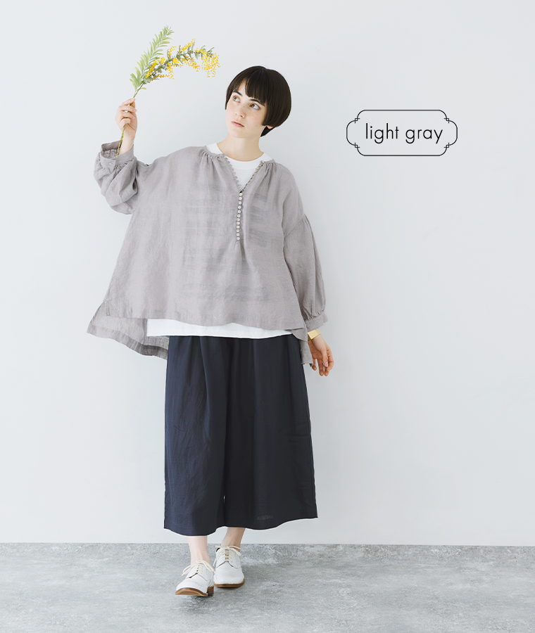 多ボタンブラウス(ライトグレー)着用の全身コーディネート