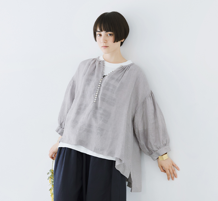 多ボタンブラウス(ライトグレー)着用の上半身寄り前カット